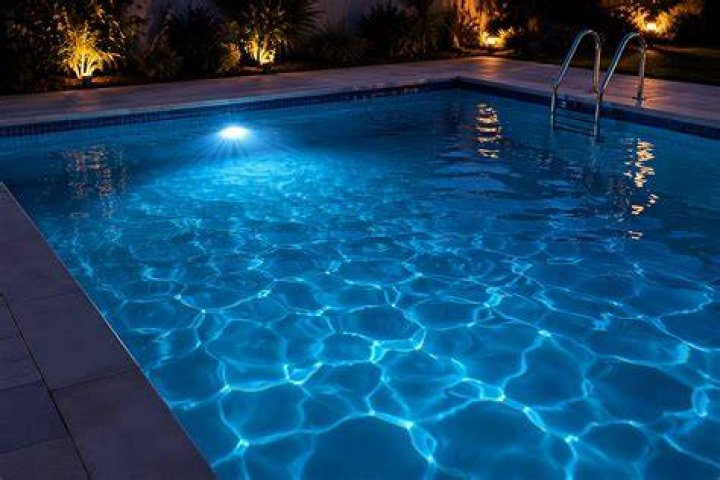 Can a pool light leak