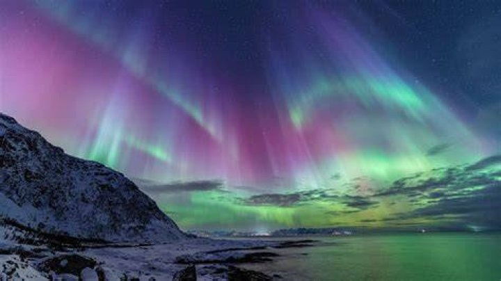 Do aurora lights move
