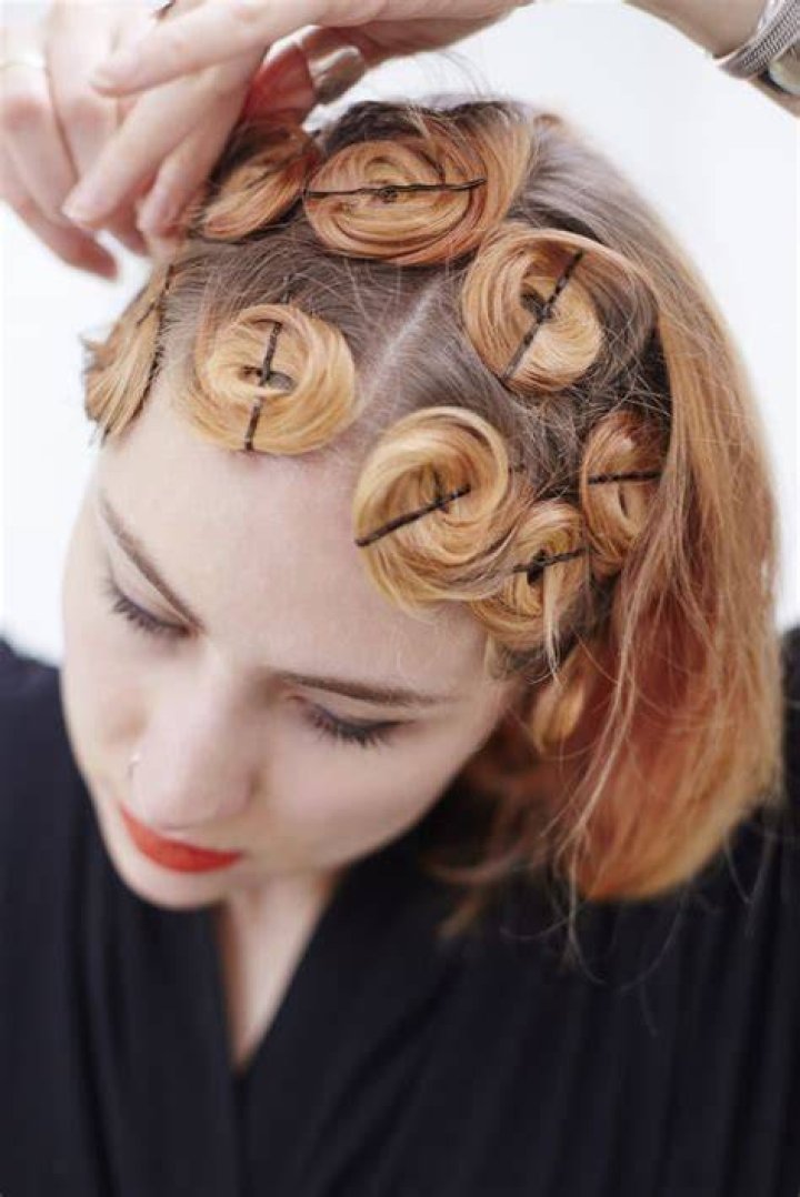 How do pin curls work