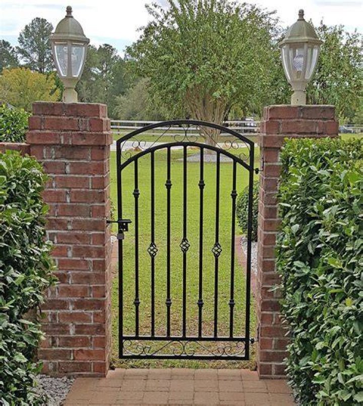 How tall can Gates be