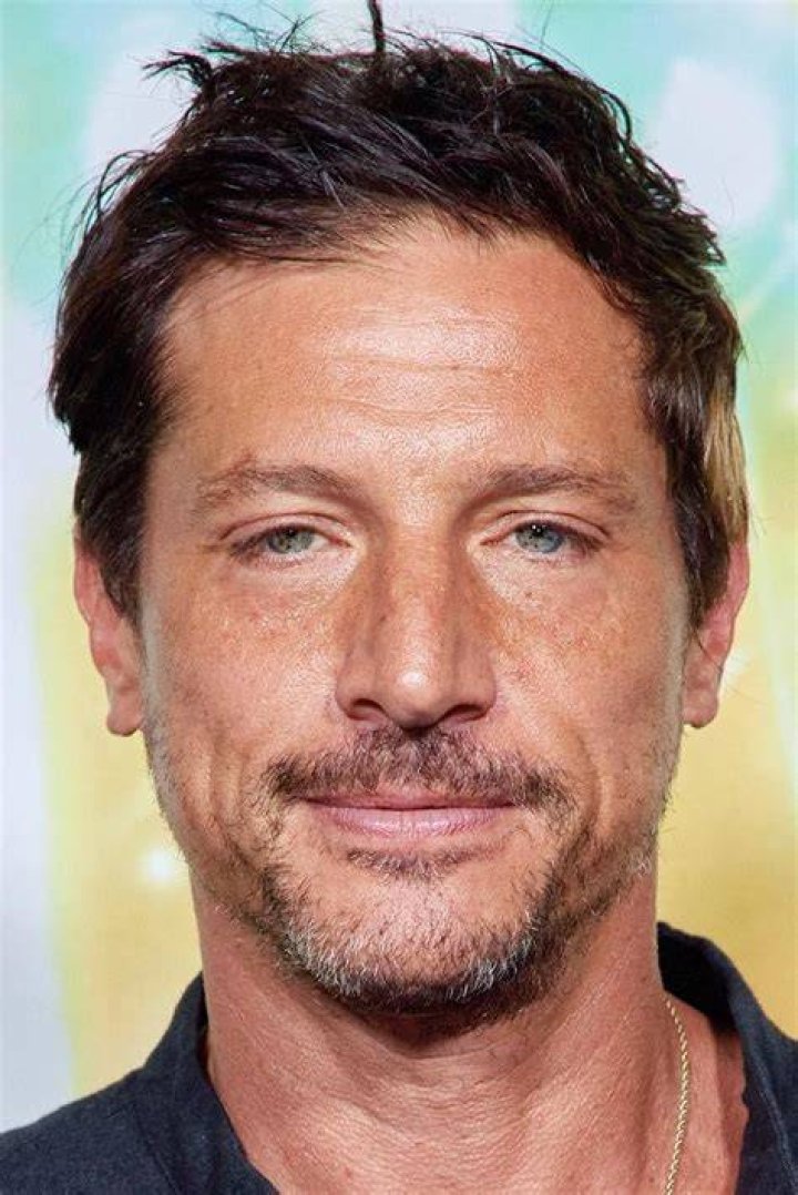 How tall is Simon Rex