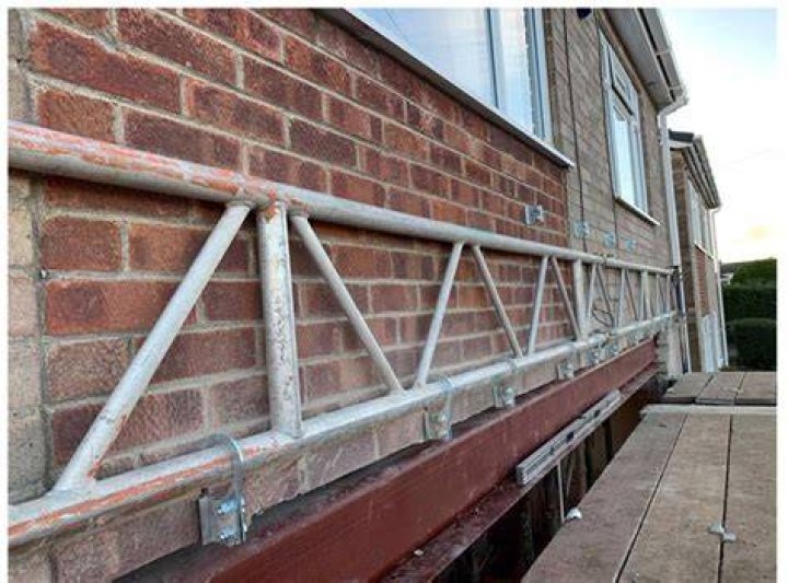 What is a brick brace