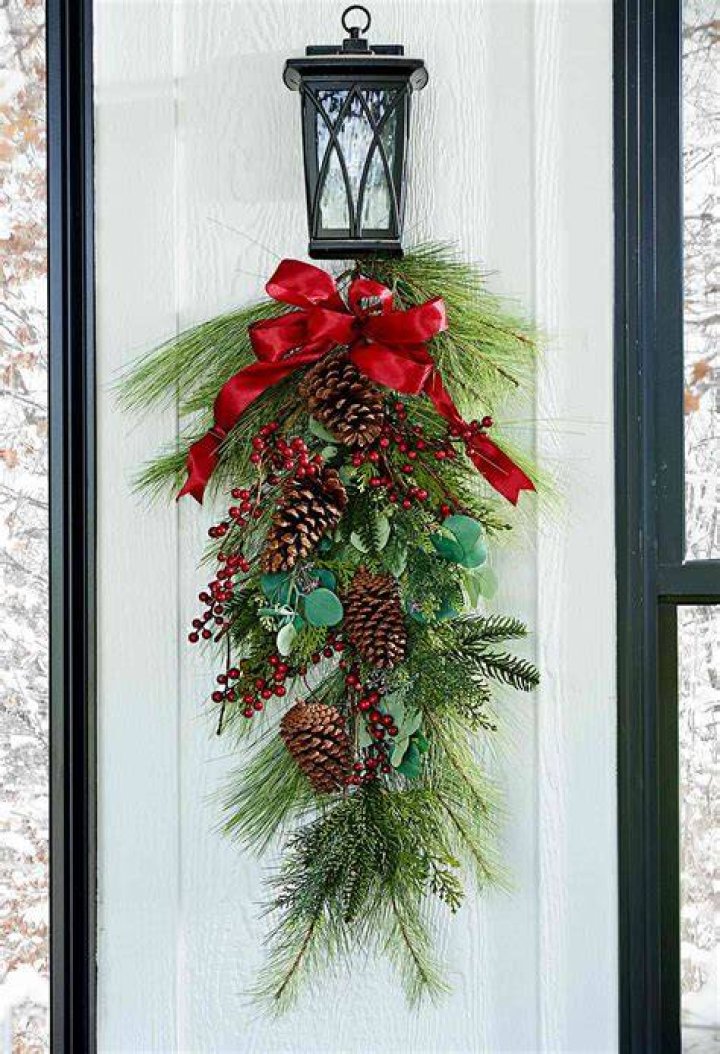 What is a wreath swag