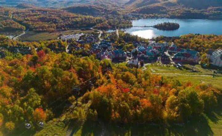 What surrounds Quebec